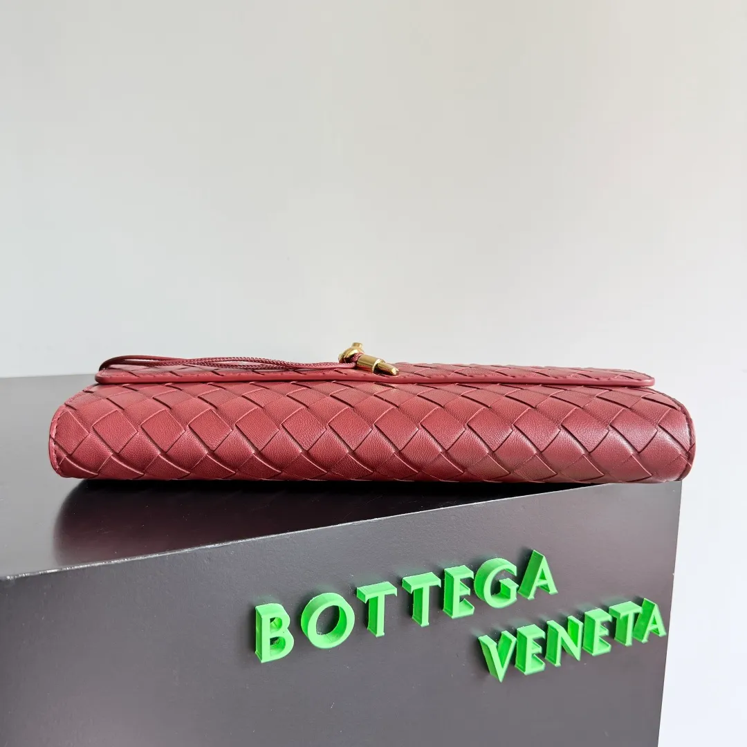The batch of 1360 BV Andiamo evening handbags has been heavily planted again~ The designer aesthetics in the era of economic downturn are back. I fall in love with it at first sight and can't put it down. It's so beautiful and full of aura. The shape and texture are very competitive. It's light in weight and has sufficient capacity. It's a must-have for fashionistas. It's suitable for many occasions, minimalist, high-end and light luxury. Model No.: 741511 Size: 31*13*3cm